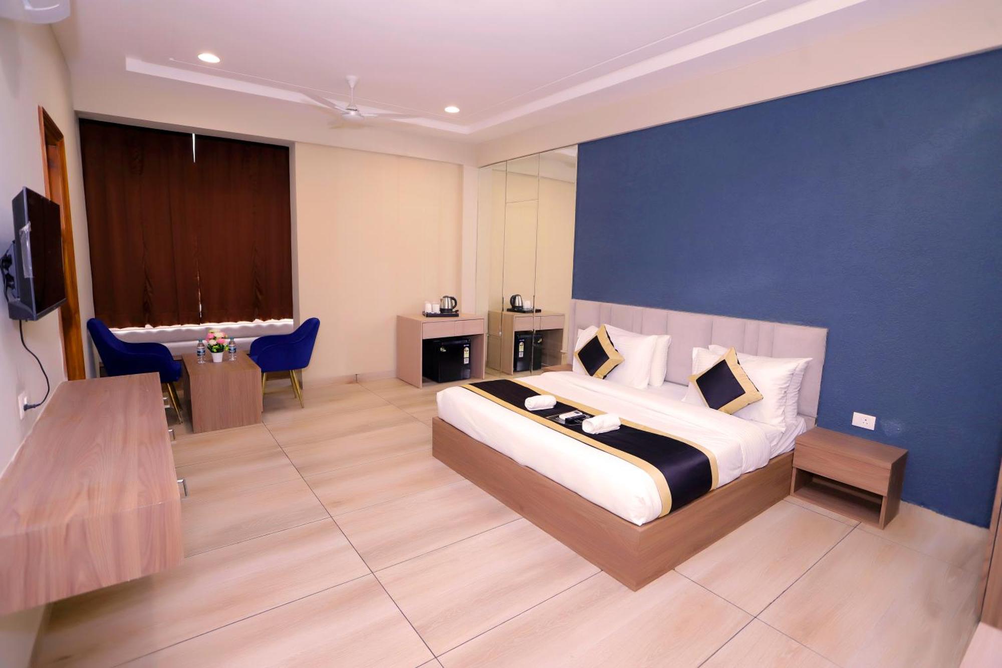 Hotel Nirvana Inn - Near Expo Mart Велика Нойда Екстер'єр фото