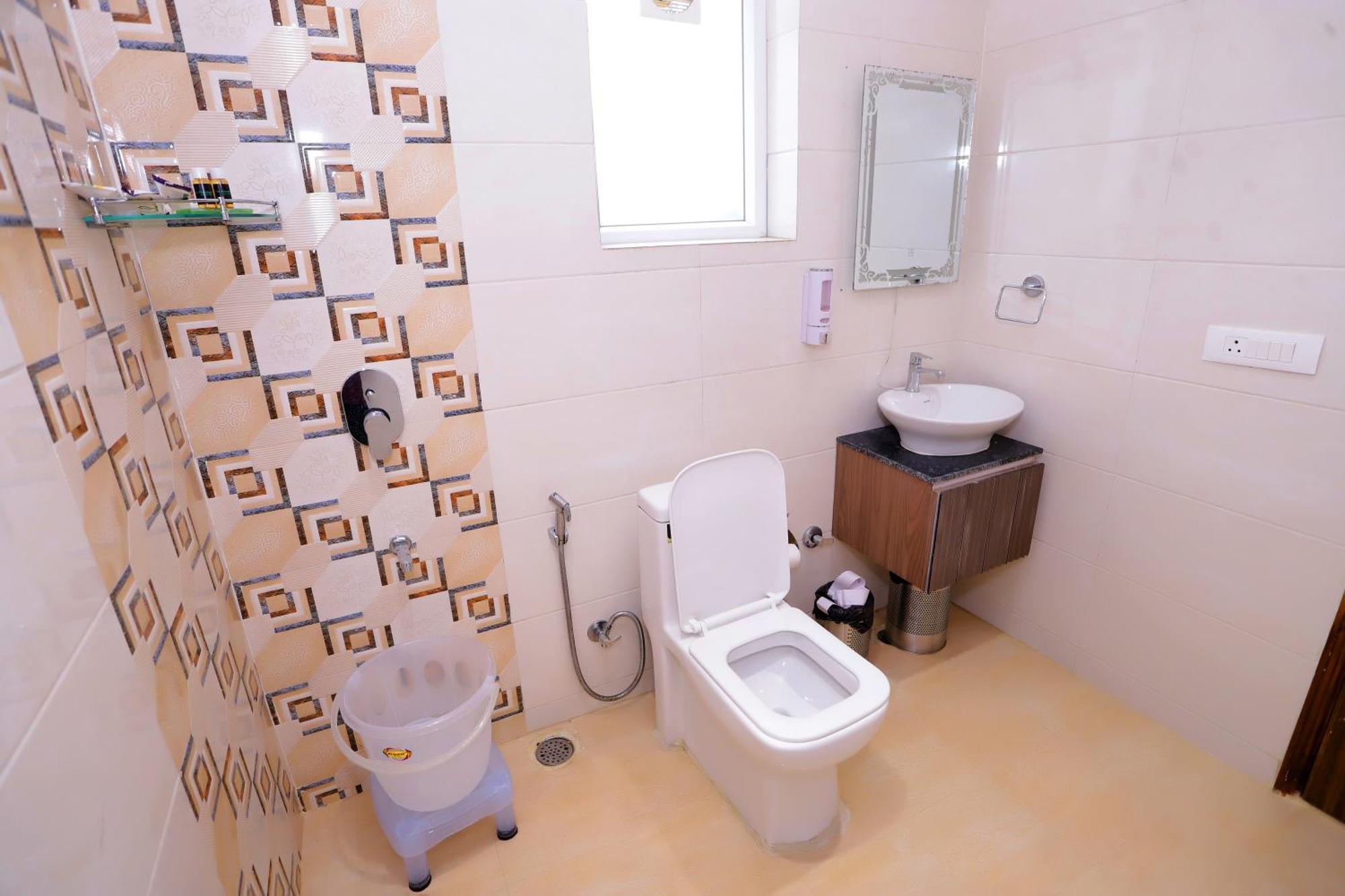 Hotel Nirvana Inn - Near Expo Mart Велика Нойда Екстер'єр фото
