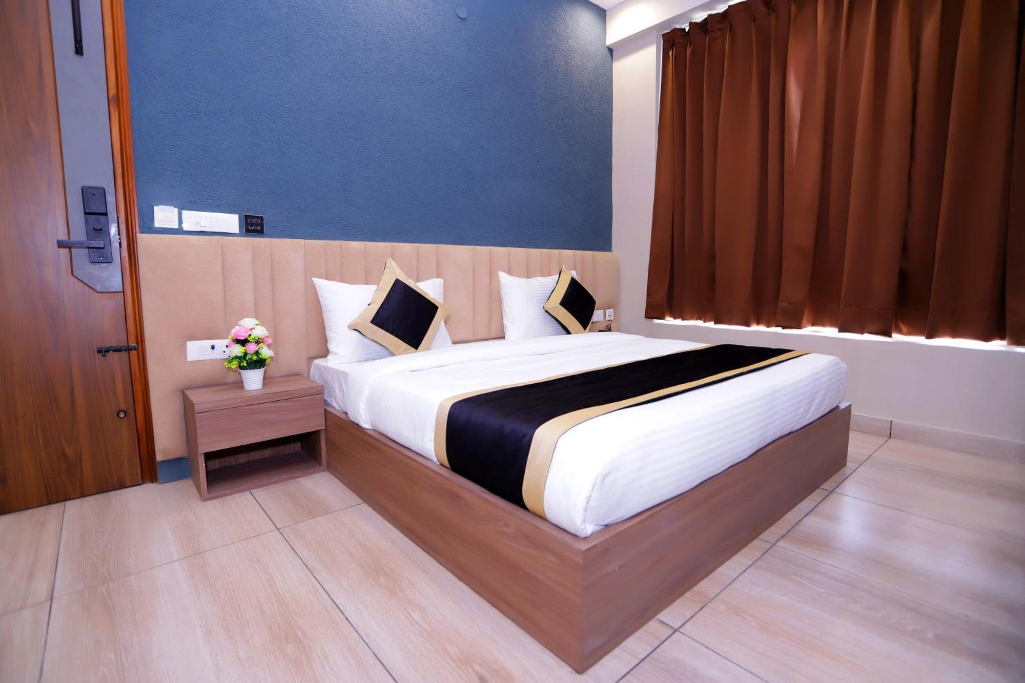Hotel Nirvana Inn - Near Expo Mart Велика Нойда Екстер'єр фото