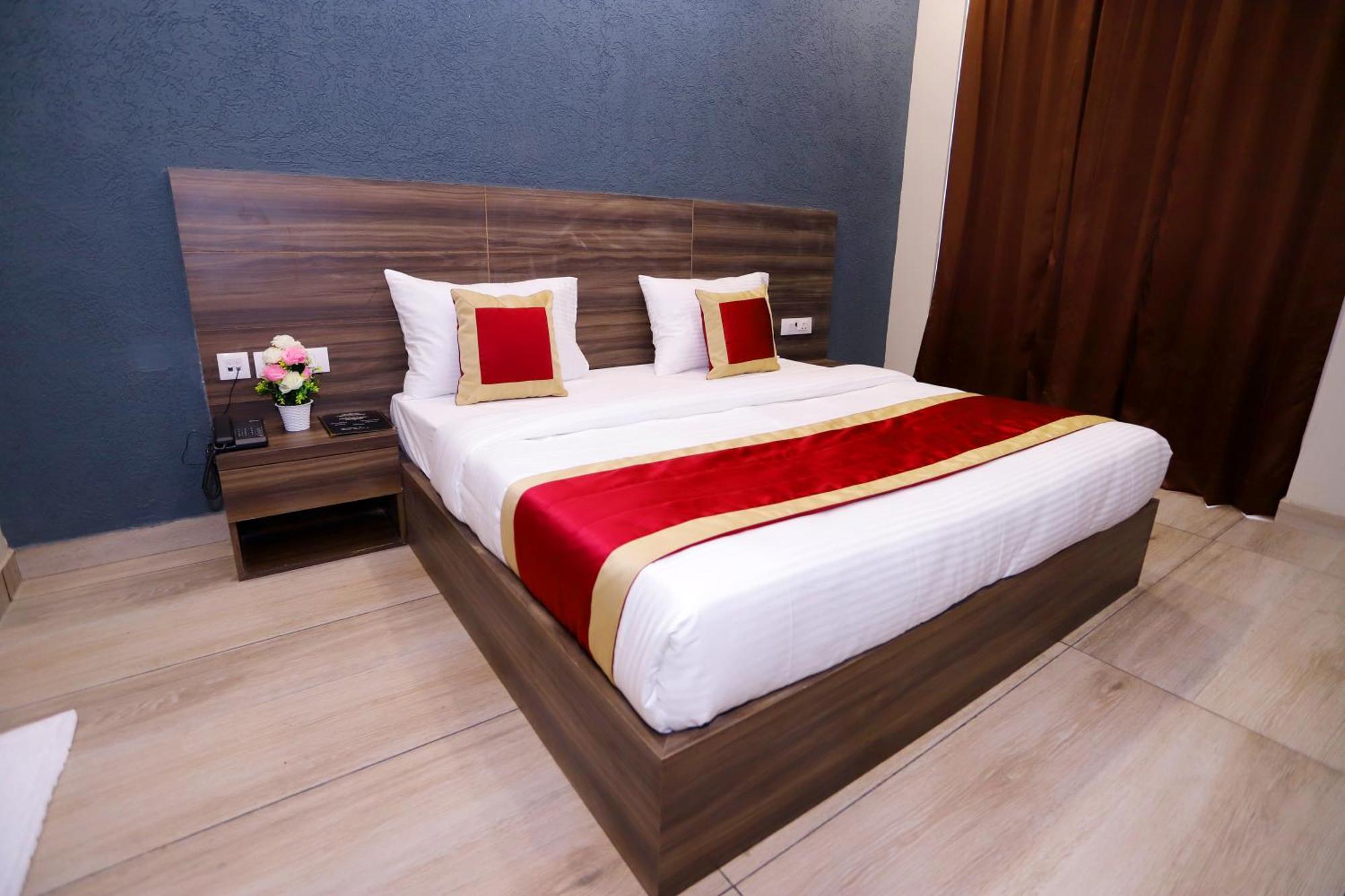 Hotel Nirvana Inn - Near Expo Mart Велика Нойда Екстер'єр фото