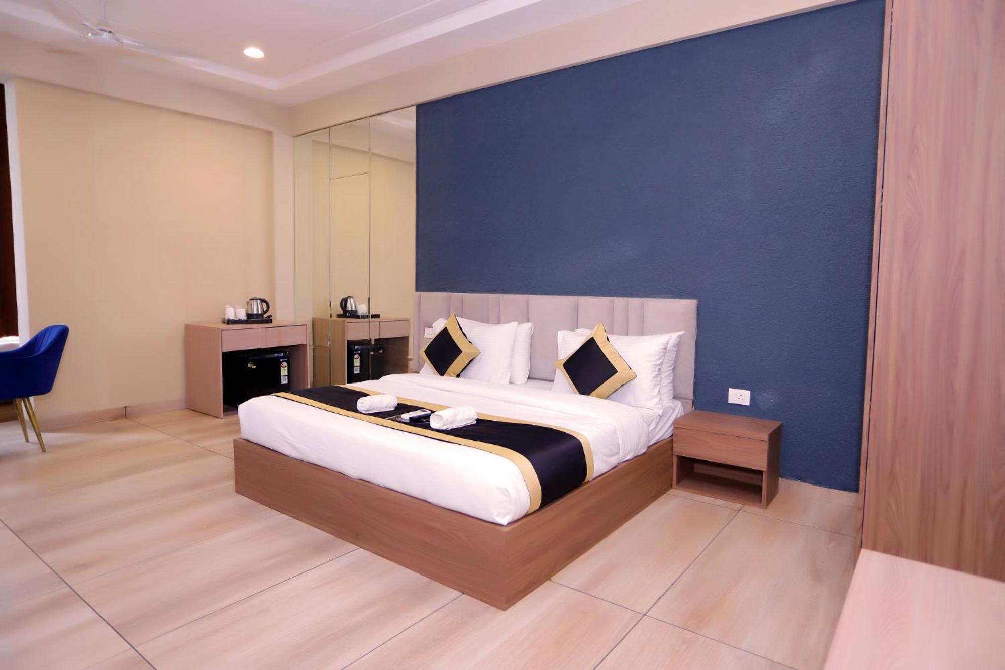 Hotel Nirvana Inn - Near Expo Mart Велика Нойда Екстер'єр фото