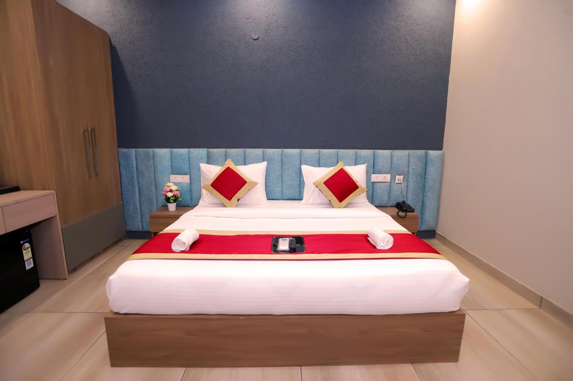 Hotel Nirvana Inn - Near Expo Mart Велика Нойда Екстер'єр фото