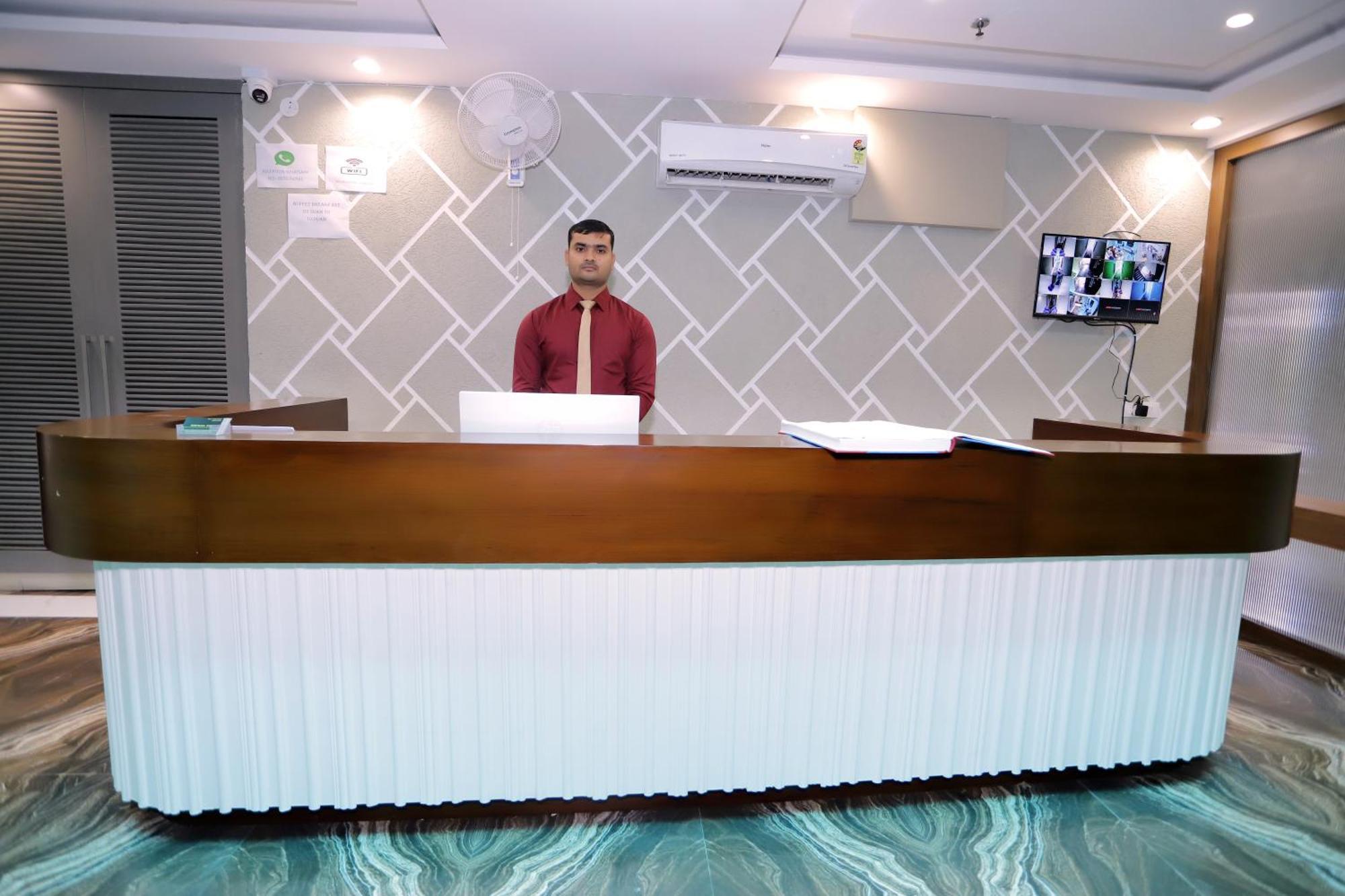 Hotel Nirvana Inn - Near Expo Mart Велика Нойда Екстер'єр фото