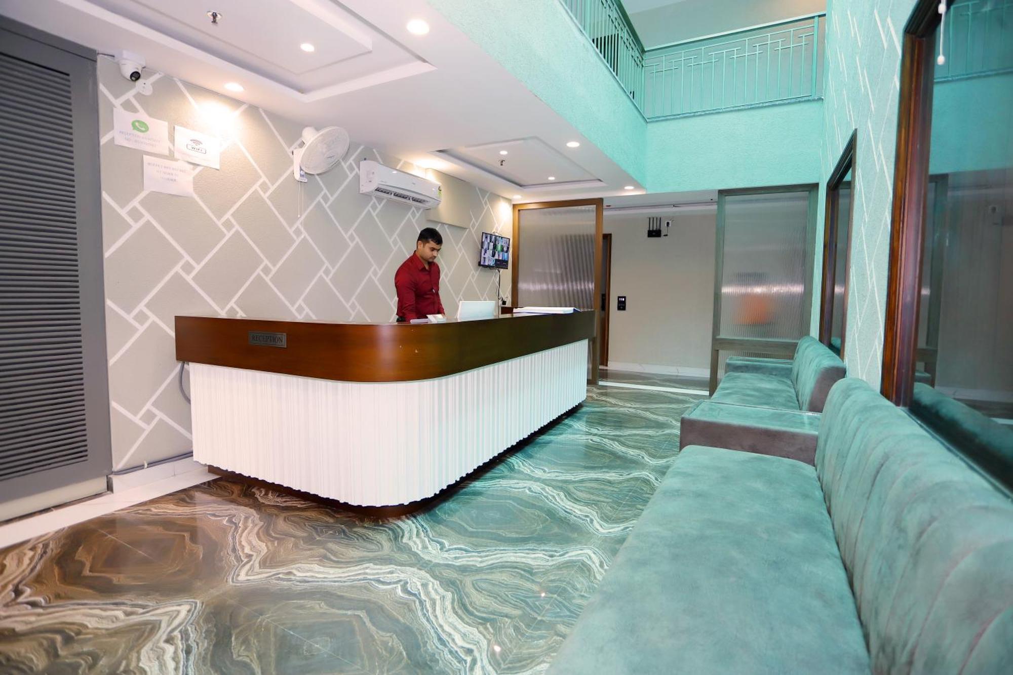 Hotel Nirvana Inn - Near Expo Mart Велика Нойда Екстер'єр фото