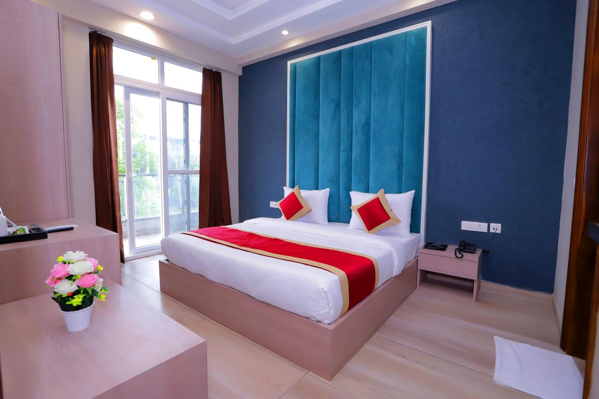 Hotel Nirvana Inn - Near Expo Mart Велика Нойда Екстер'єр фото