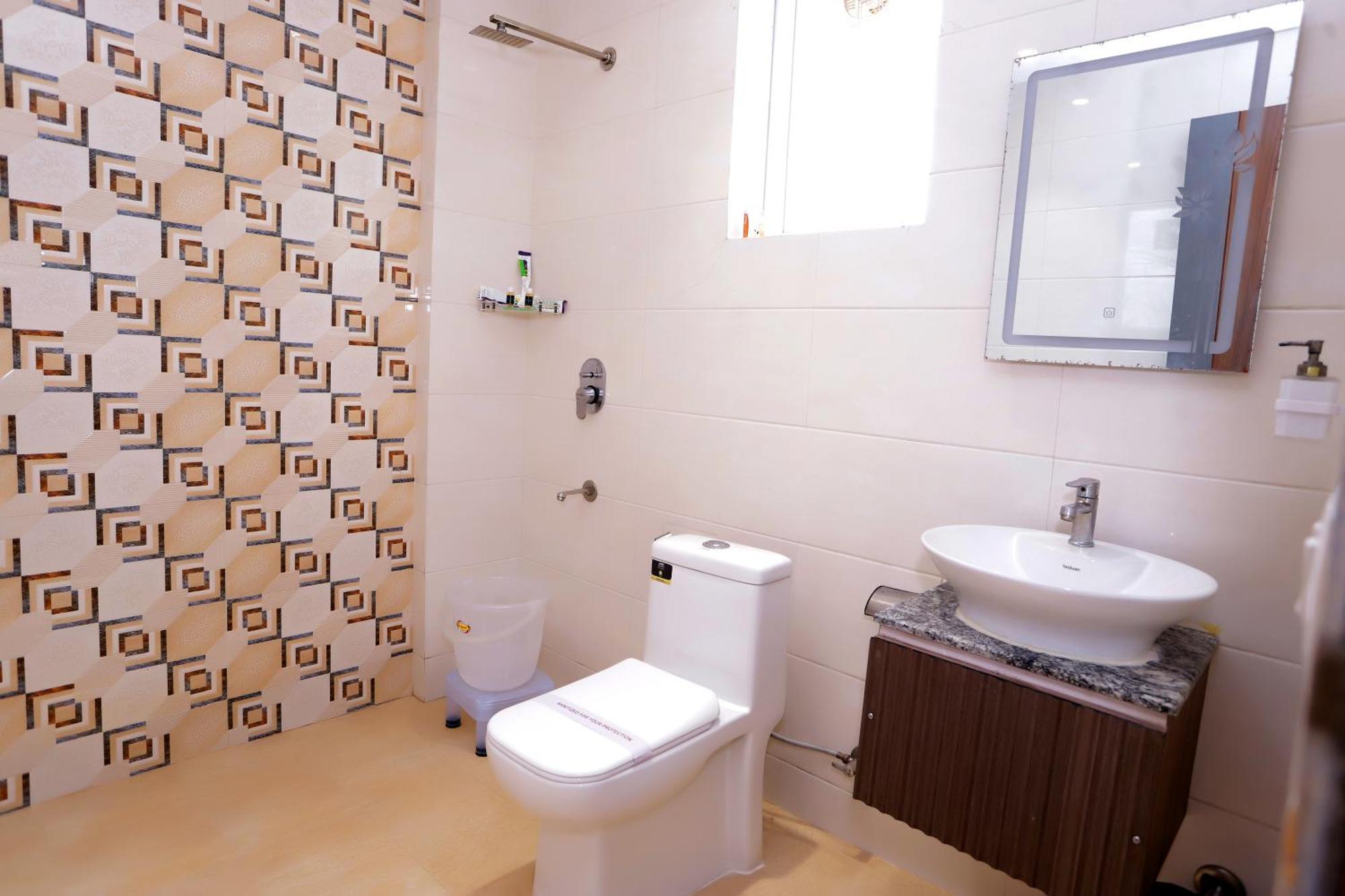 Hotel Nirvana Inn - Near Expo Mart Велика Нойда Екстер'єр фото