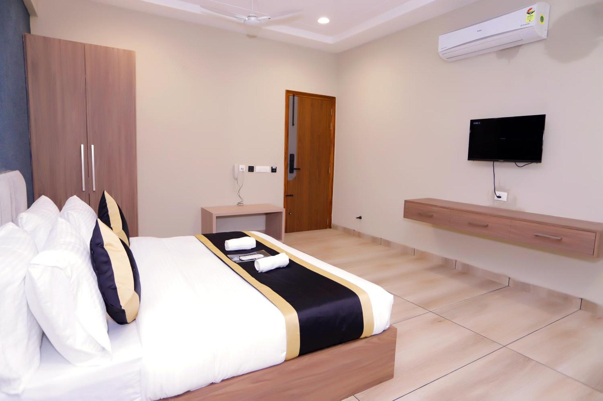 Hotel Nirvana Inn - Near Expo Mart Велика Нойда Екстер'єр фото