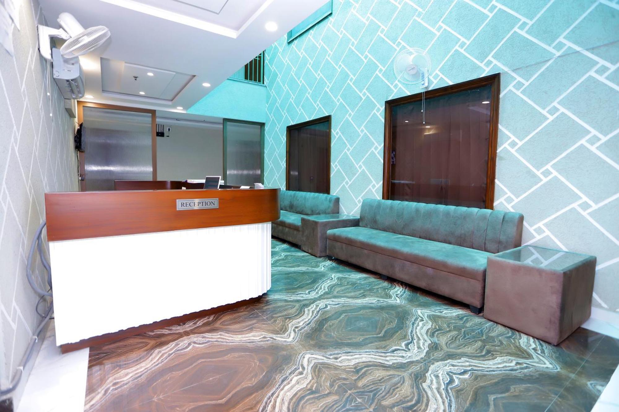 Hotel Nirvana Inn - Near Expo Mart Велика Нойда Екстер'єр фото