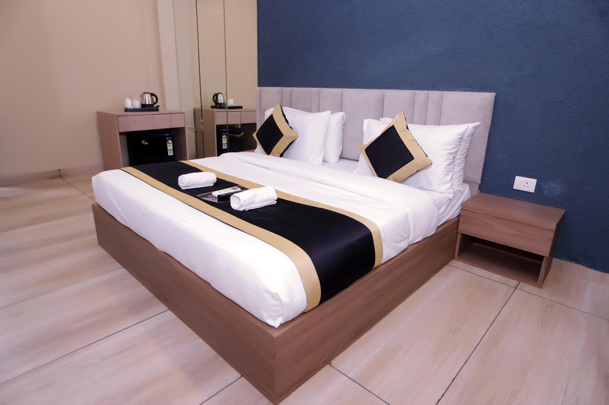 Hotel Nirvana Inn - Near Expo Mart Велика Нойда Екстер'єр фото