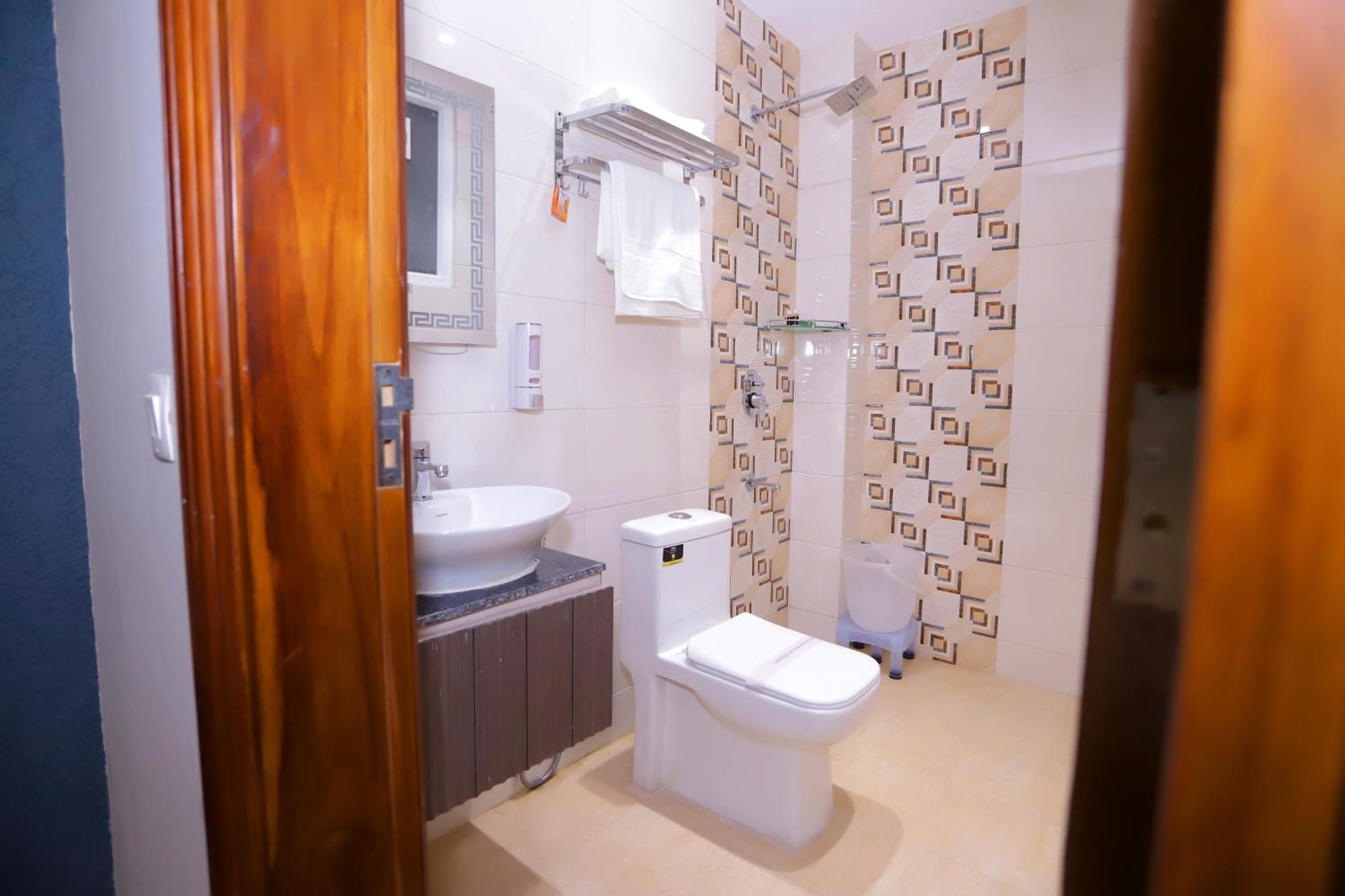 Hotel Nirvana Inn - Near Expo Mart Велика Нойда Екстер'єр фото