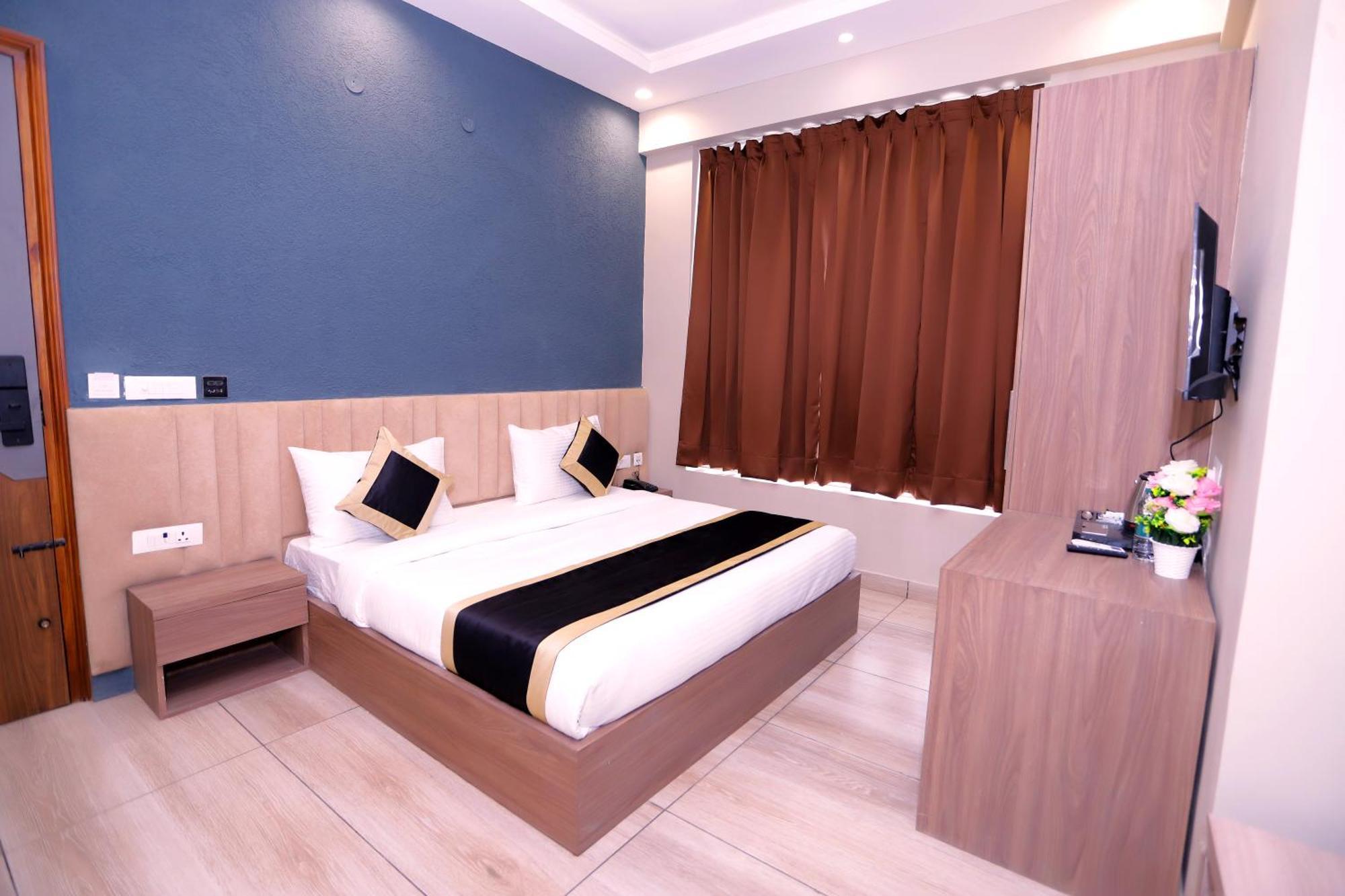 Hotel Nirvana Inn - Near Expo Mart Велика Нойда Екстер'єр фото