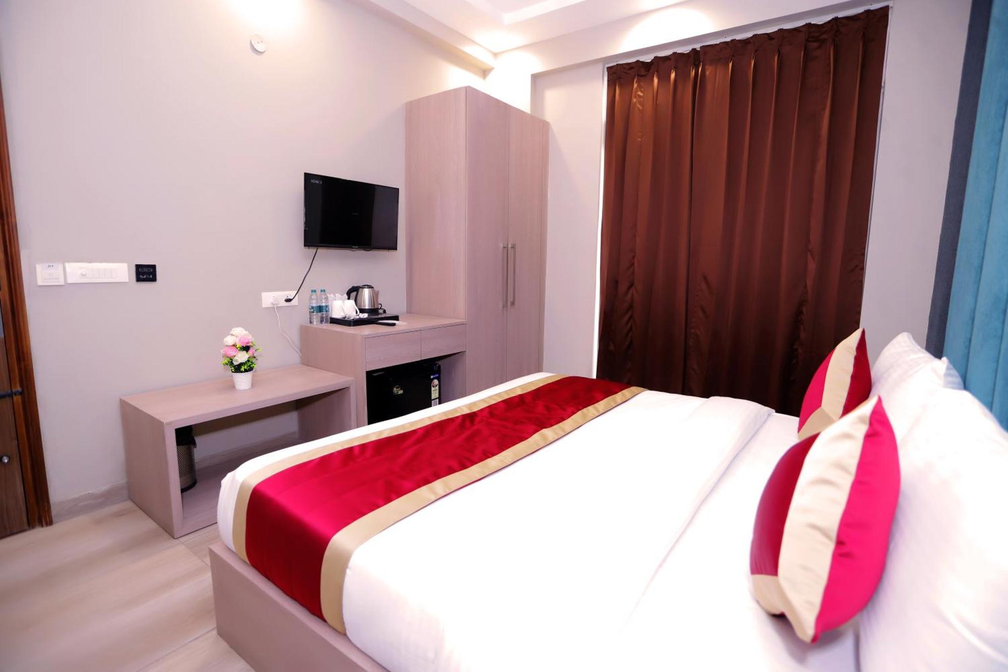 Hotel Nirvana Inn - Near Expo Mart Велика Нойда Екстер'єр фото