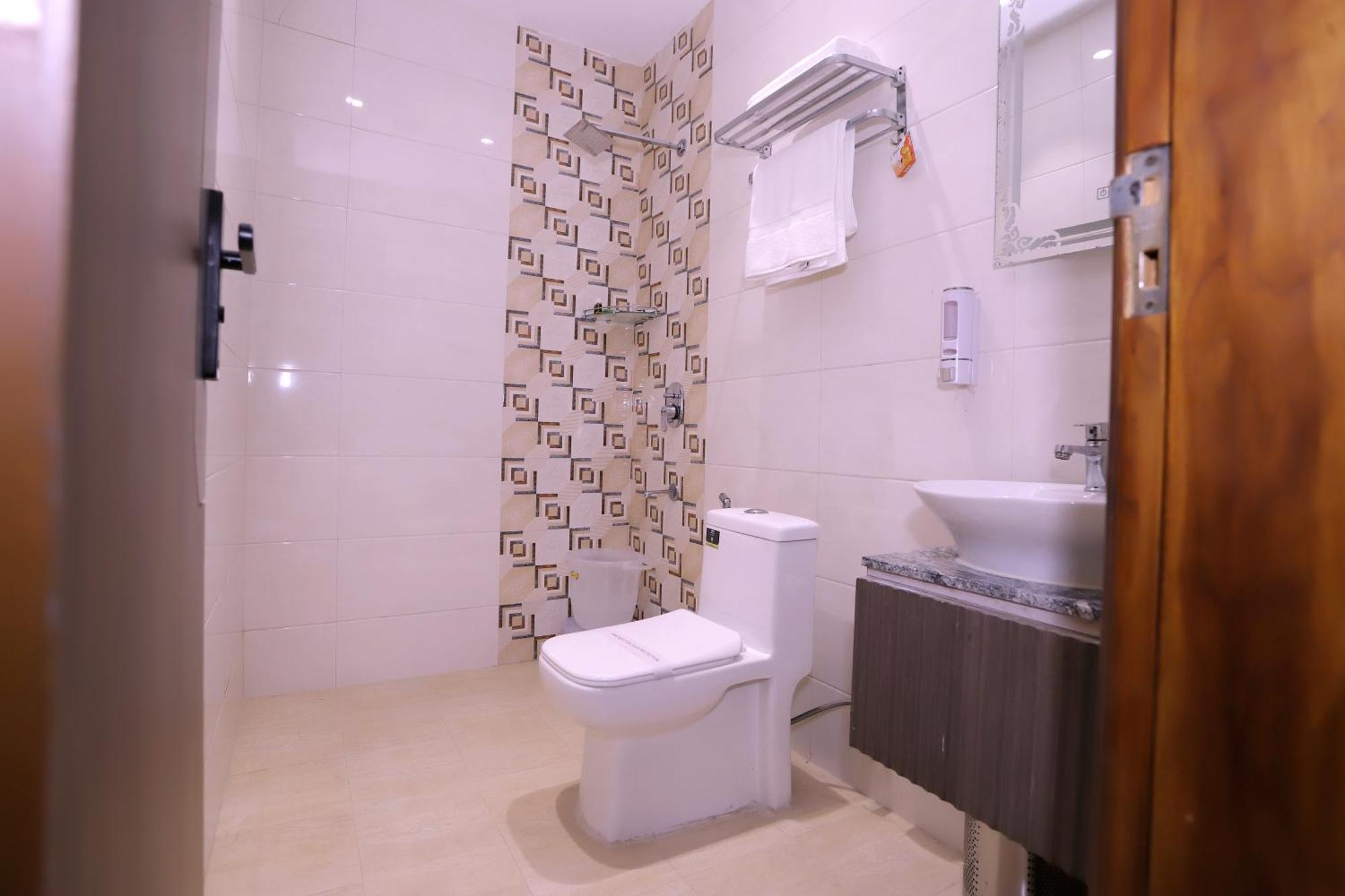 Hotel Nirvana Inn - Near Expo Mart Велика Нойда Екстер'єр фото