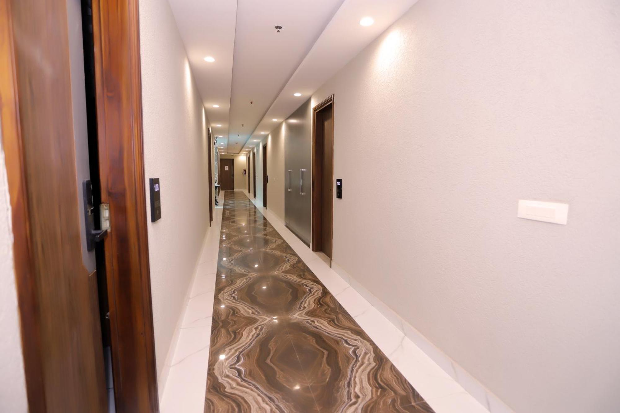 Hotel Nirvana Inn - Near Expo Mart Велика Нойда Екстер'єр фото