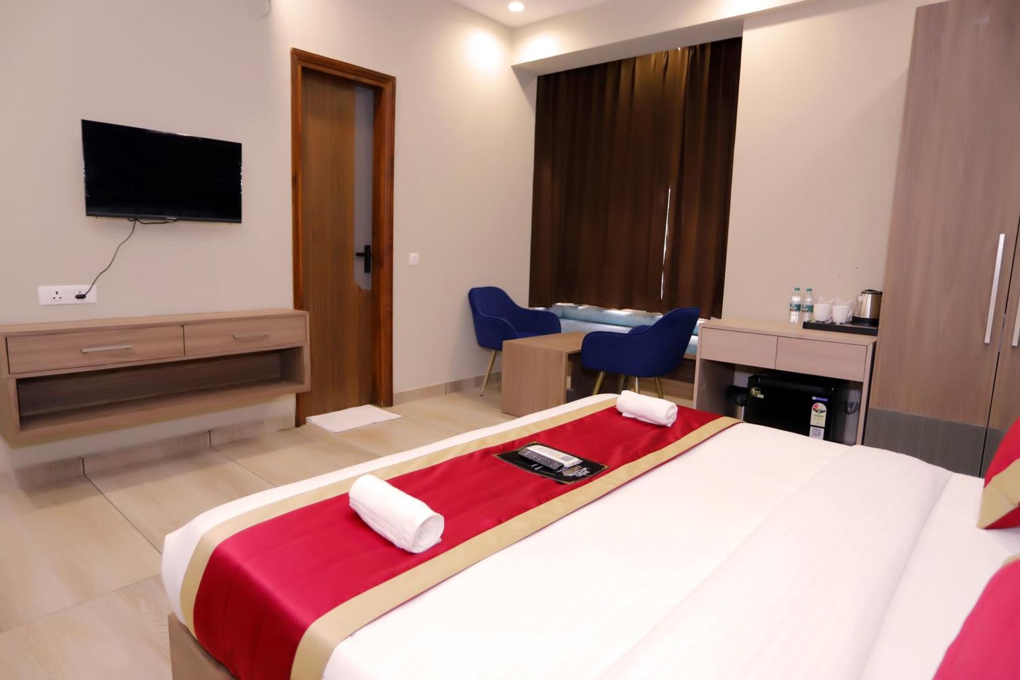 Hotel Nirvana Inn - Near Expo Mart Велика Нойда Екстер'єр фото