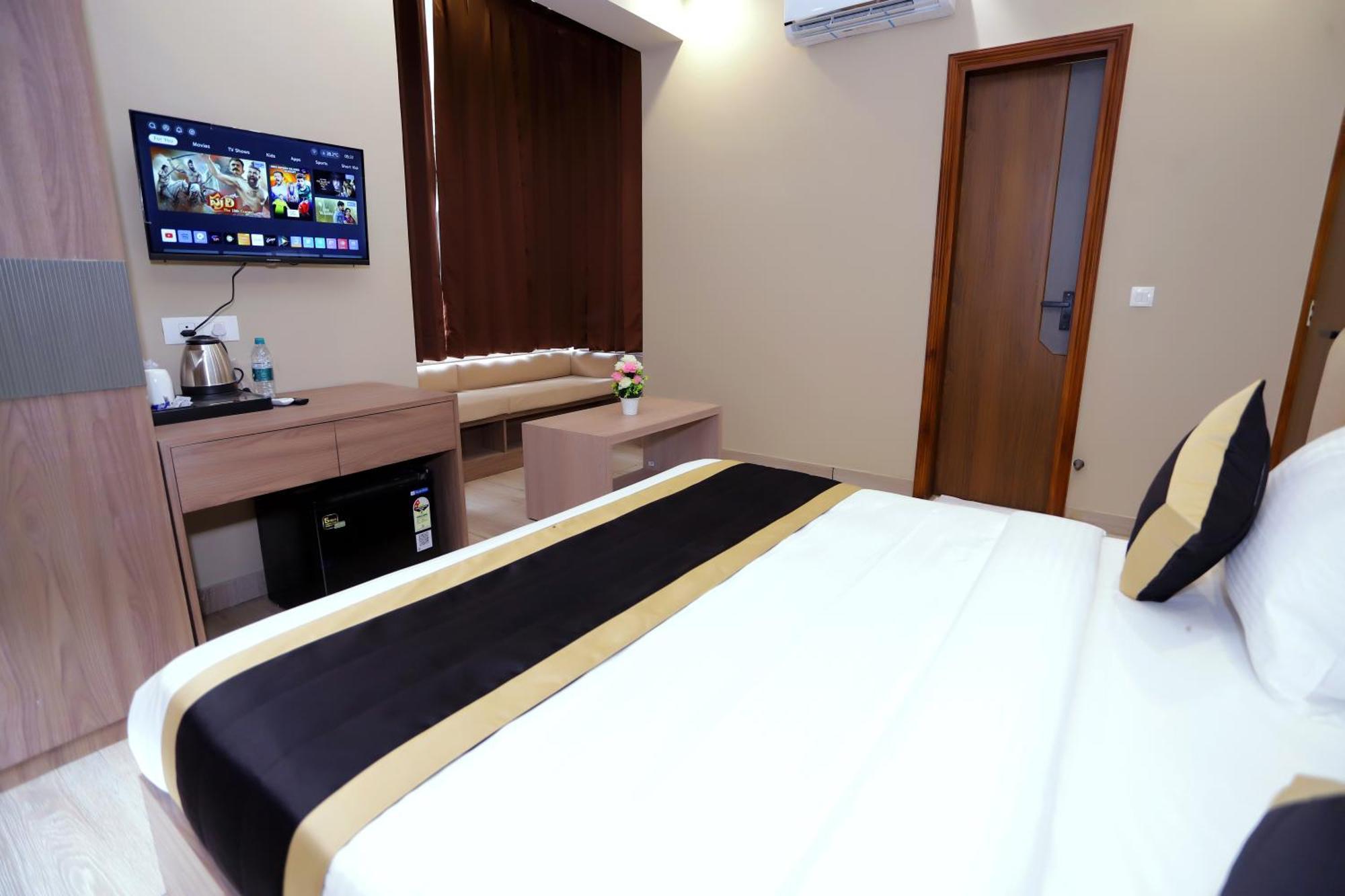 Hotel Nirvana Inn - Near Expo Mart Велика Нойда Екстер'єр фото