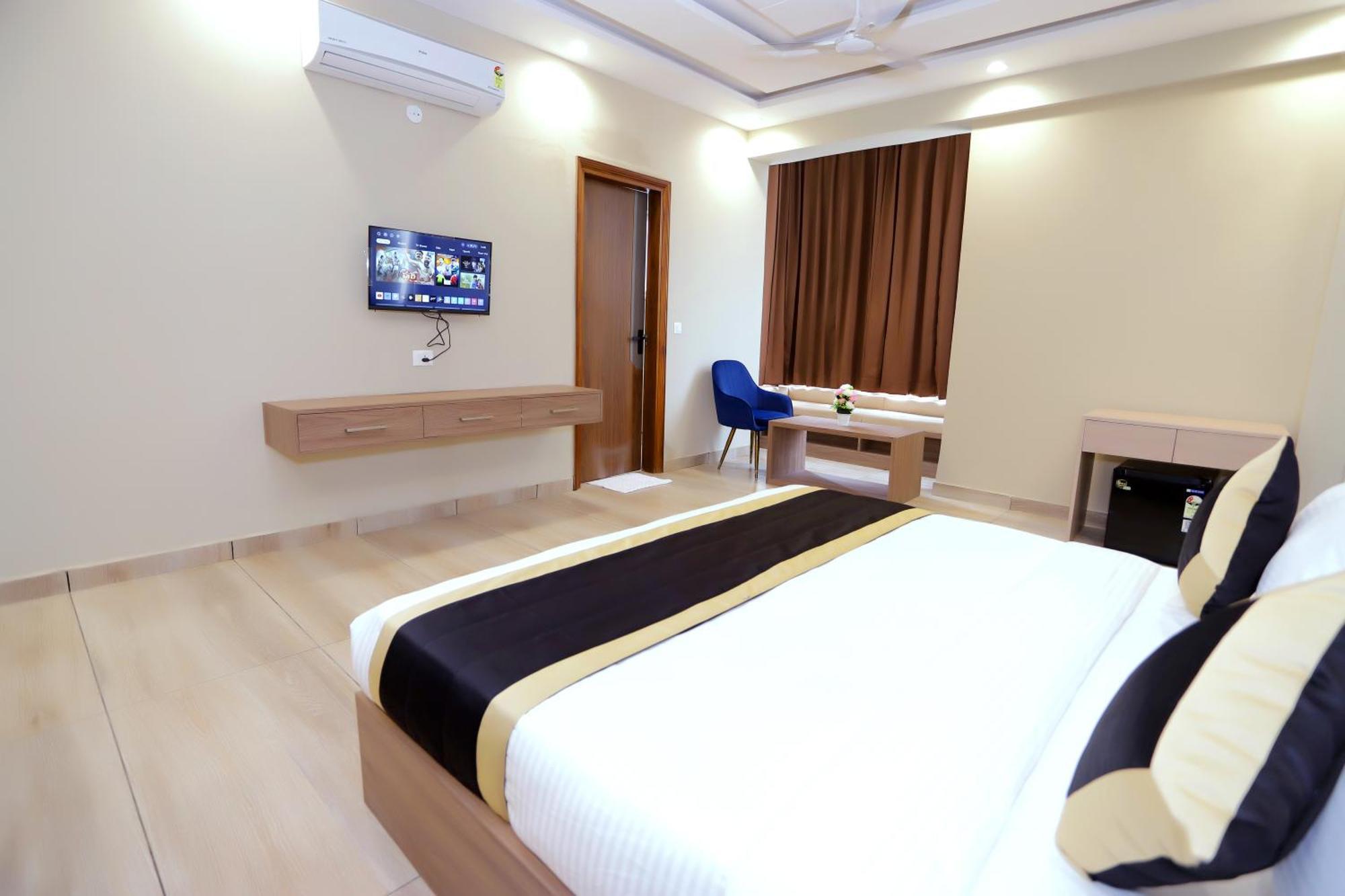Hotel Nirvana Inn - Near Expo Mart Велика Нойда Екстер'єр фото
